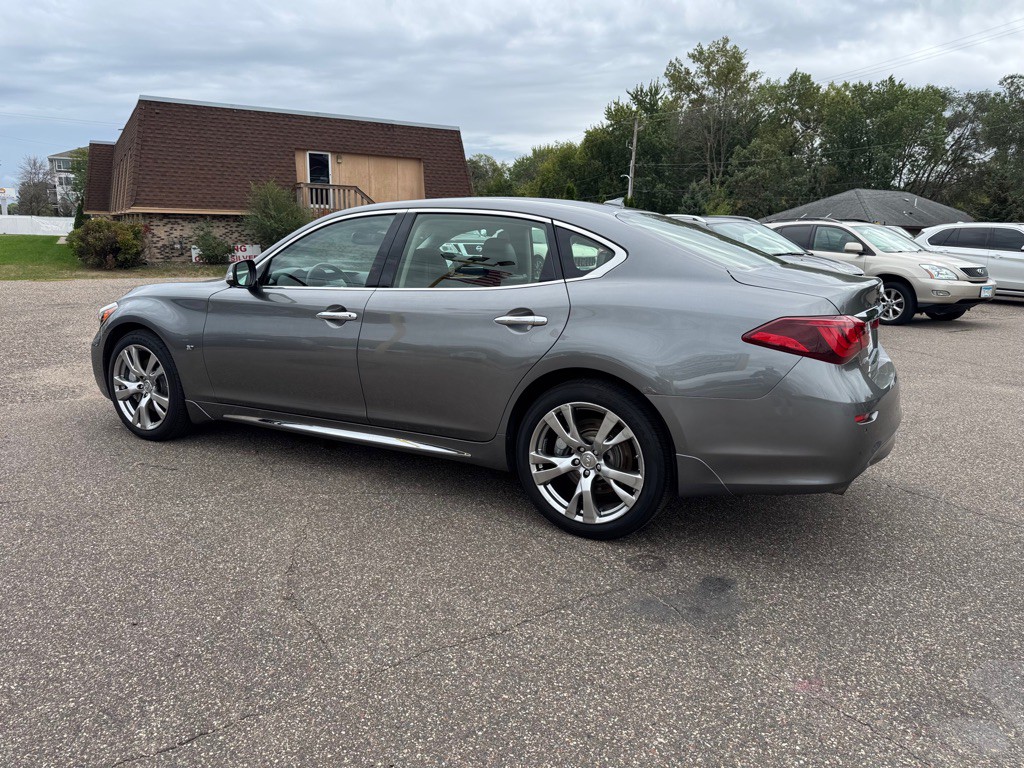 2017 INFINITI Q70 Image 8