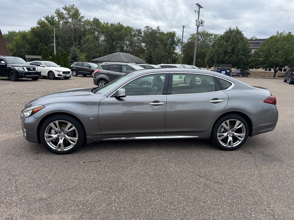 2017 INFINITI Q70 Image 9