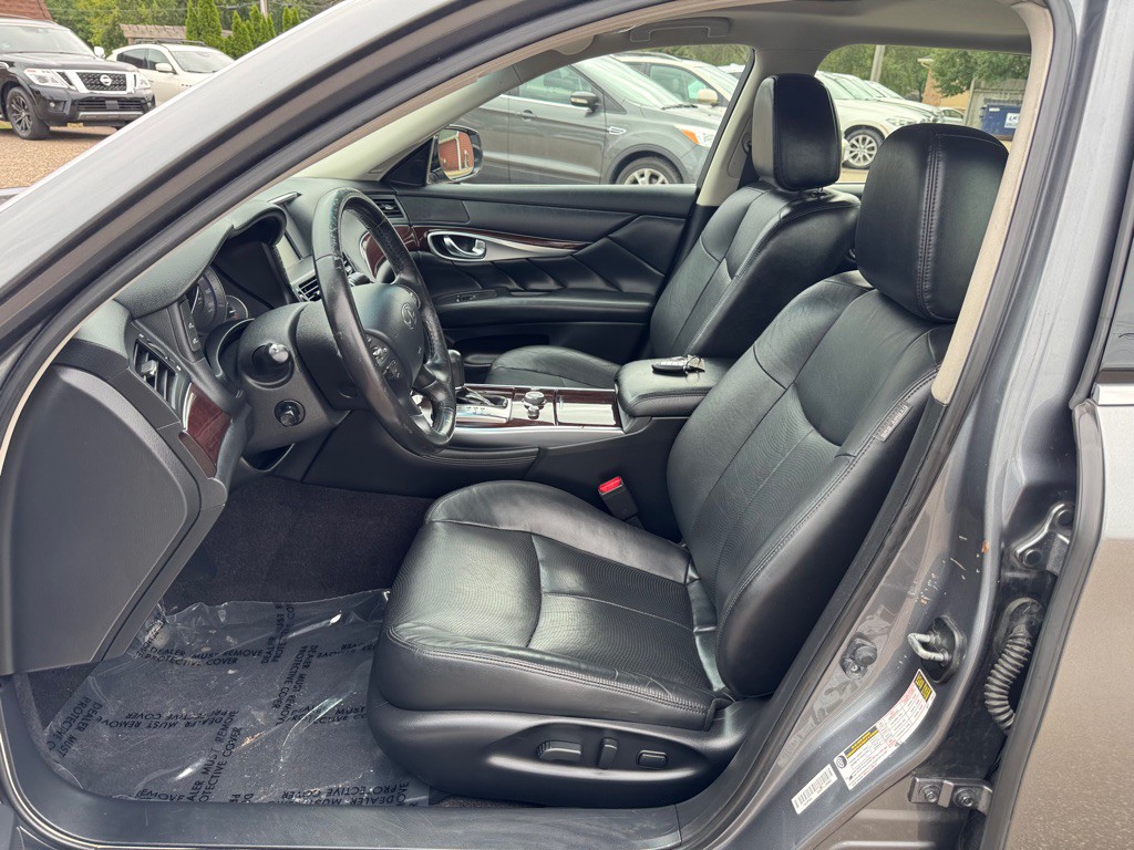 2017 INFINITI Q70 Image 13
