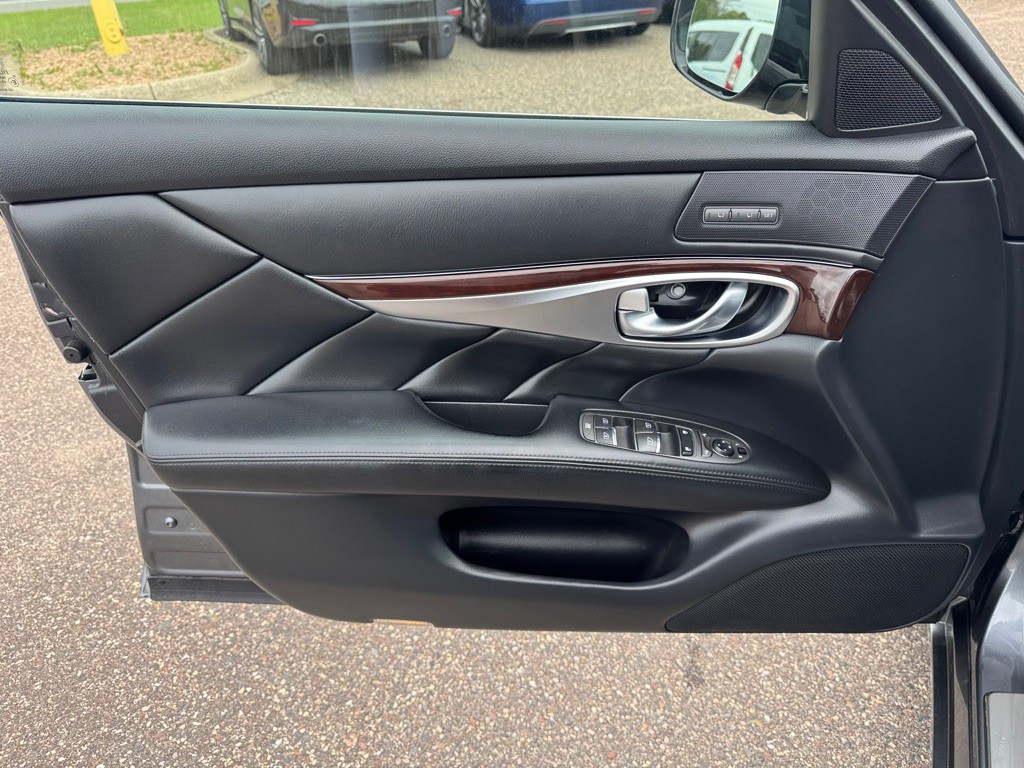 2017 INFINITI Q70 Image 16