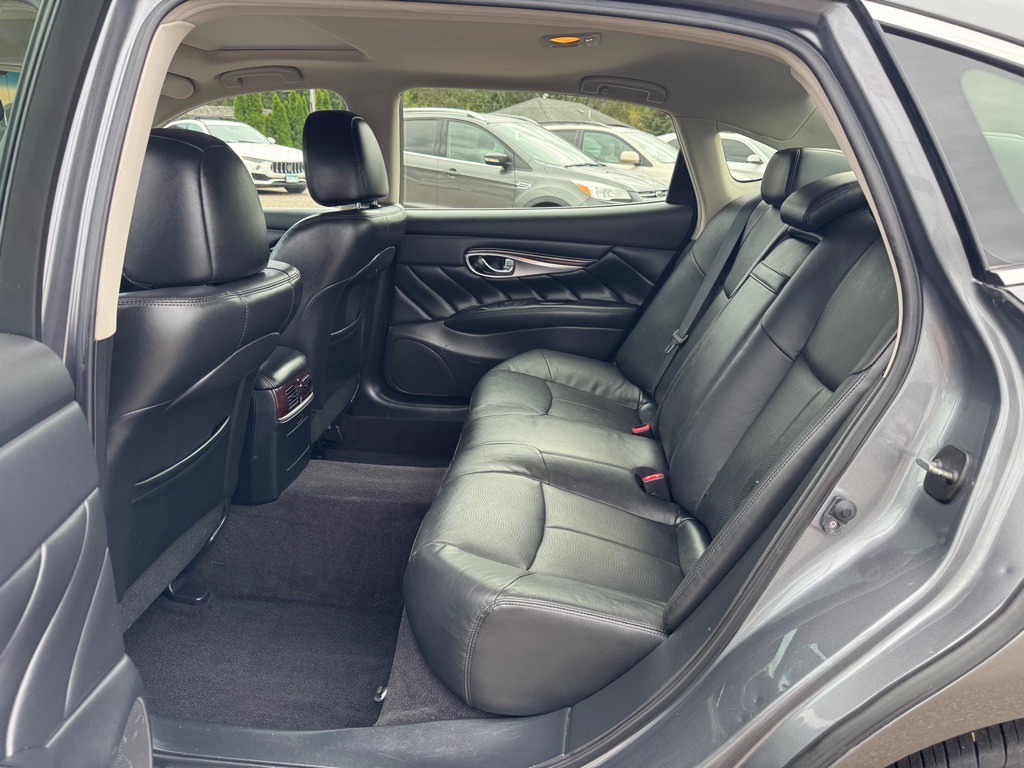 2017 INFINITI Q70 Image 17