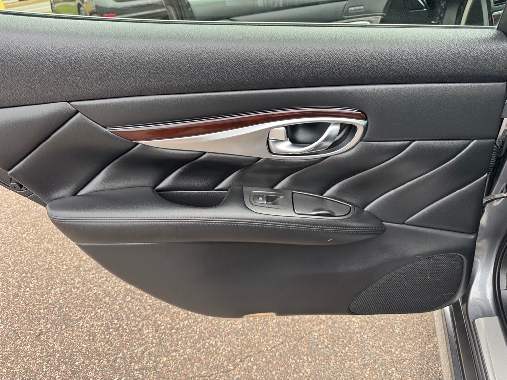 2017 INFINITI Q70 Image 19