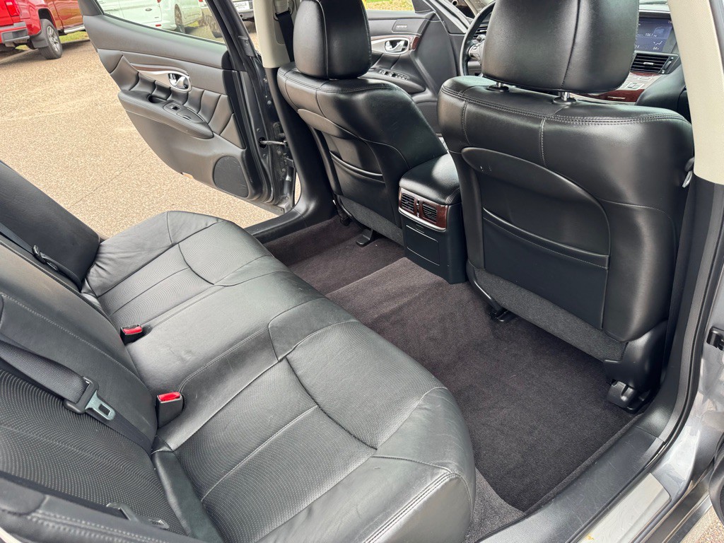 2017 INFINITI Q70 Image 22