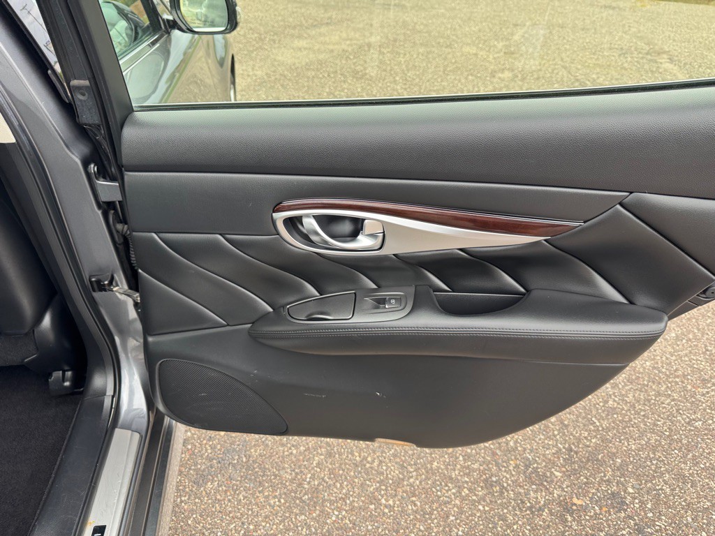 2017 INFINITI Q70 Image 23