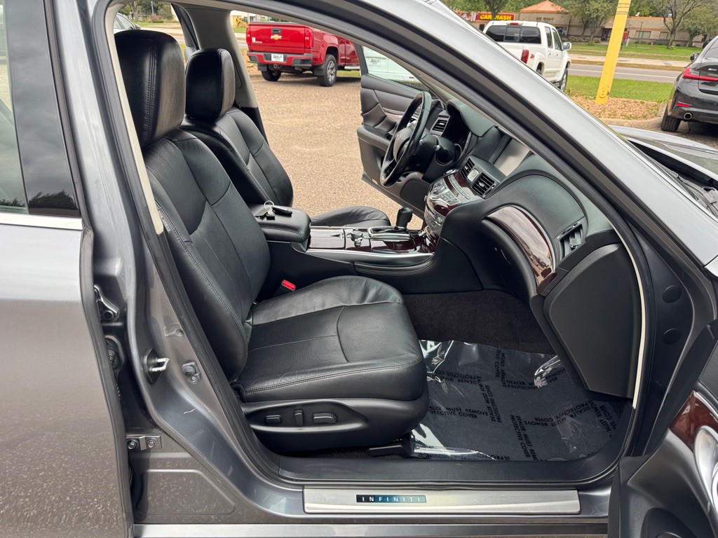 2017 INFINITI Q70 Image 24