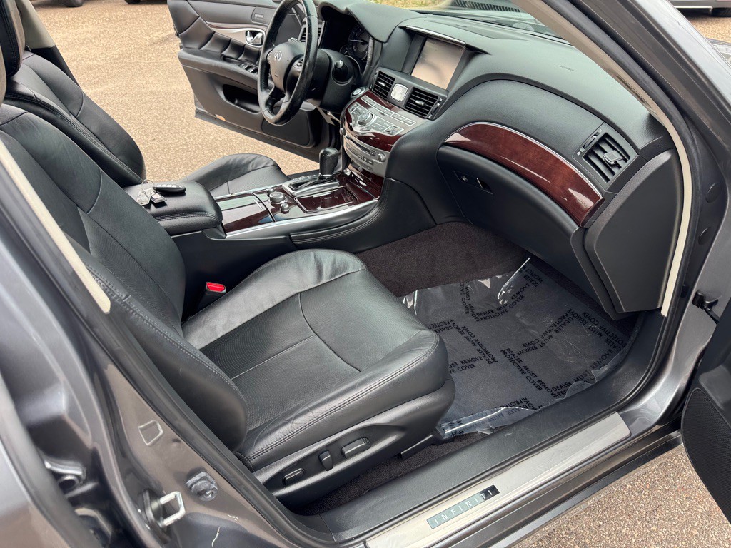 2017 INFINITI Q70 Image 25