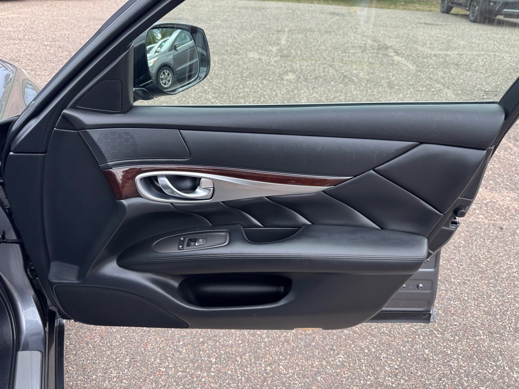 2017 INFINITI Q70 Image 27