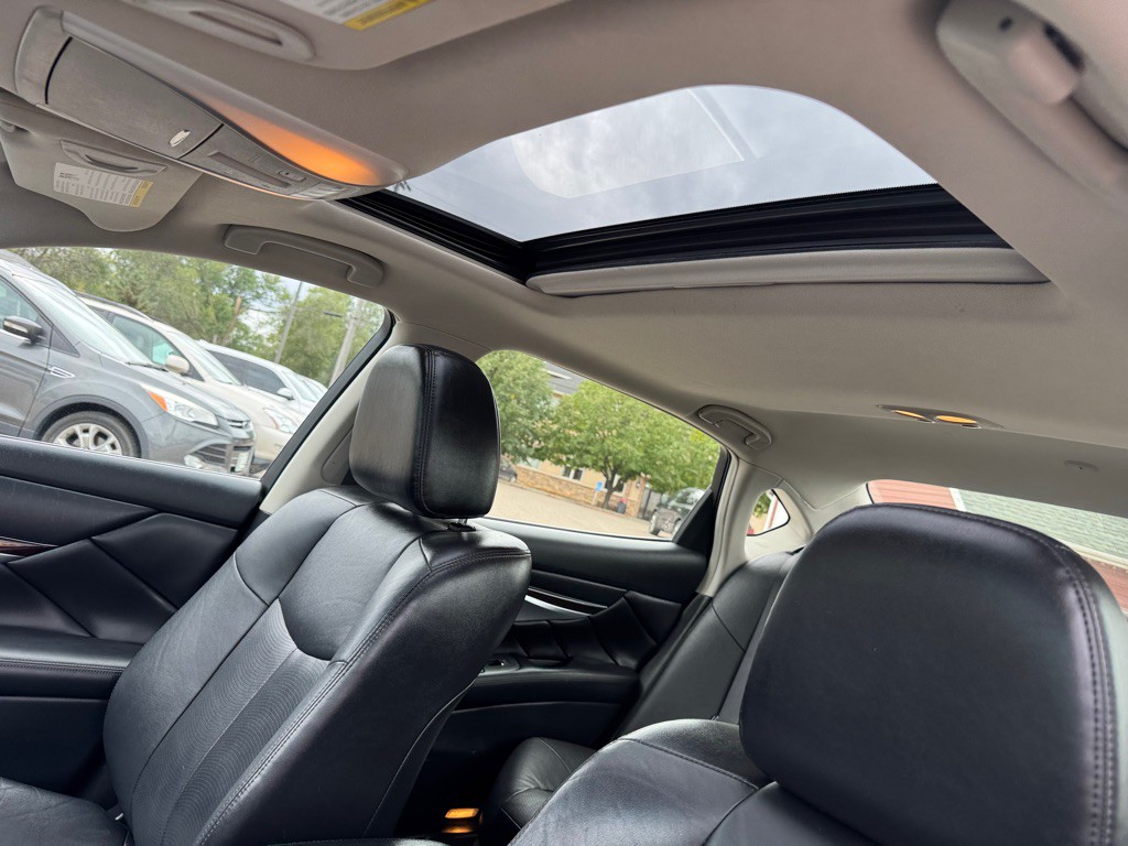 2017 INFINITI Q70 Image 30