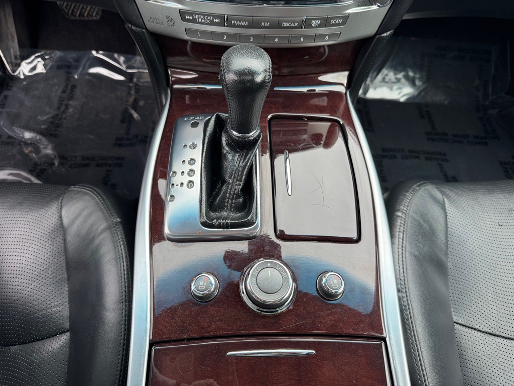 2017 INFINITI Q70 Image 32
