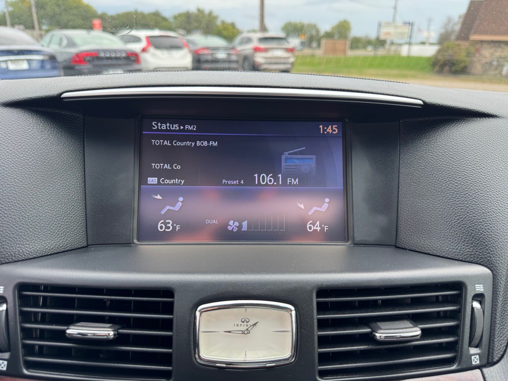 2017 INFINITI Q70 Image 35