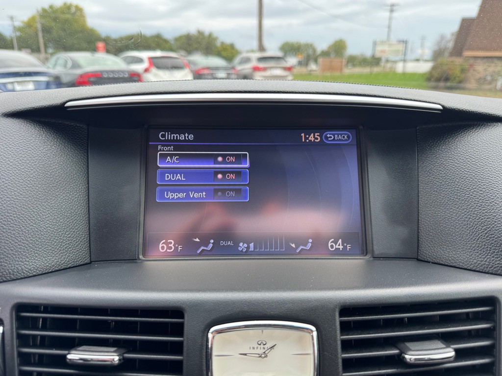 2017 INFINITI Q70 Image 38