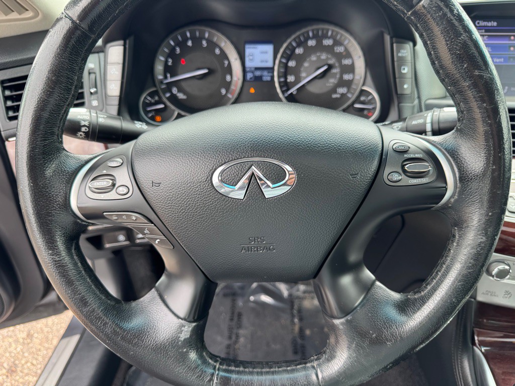 2017 INFINITI Q70 Image 40
