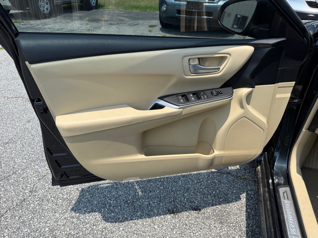 2015 Toyota Camry Image 12