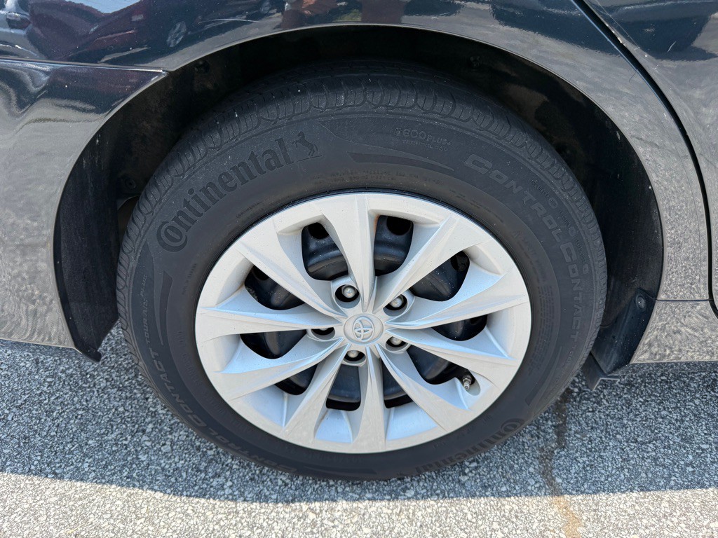 2015 Toyota Camry Image 16