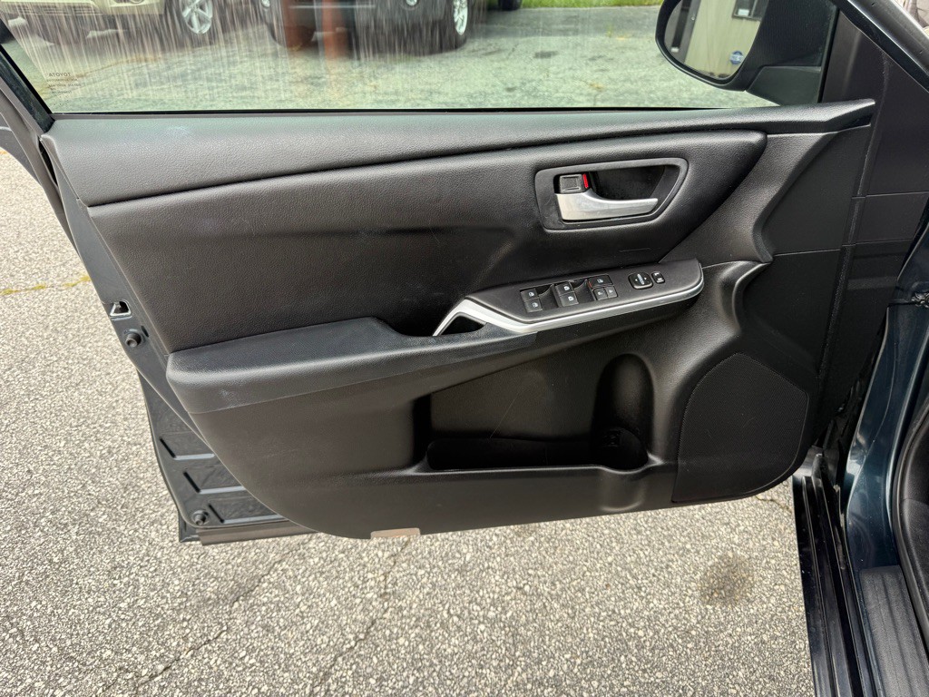 2016 Toyota Camry Image 13