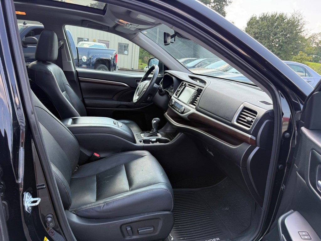 2016 Toyota Highlander Image 16