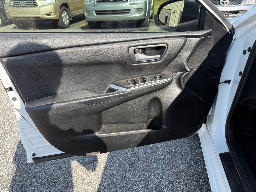 2017 Toyota Camry Image 12