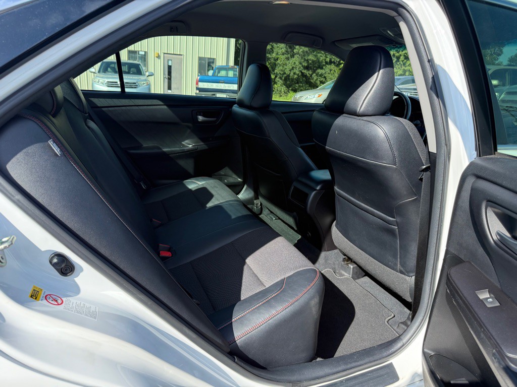 2017 Toyota Camry Image 15