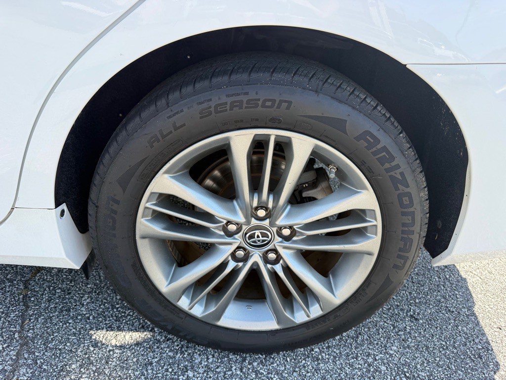 2017 Toyota Camry Image 16