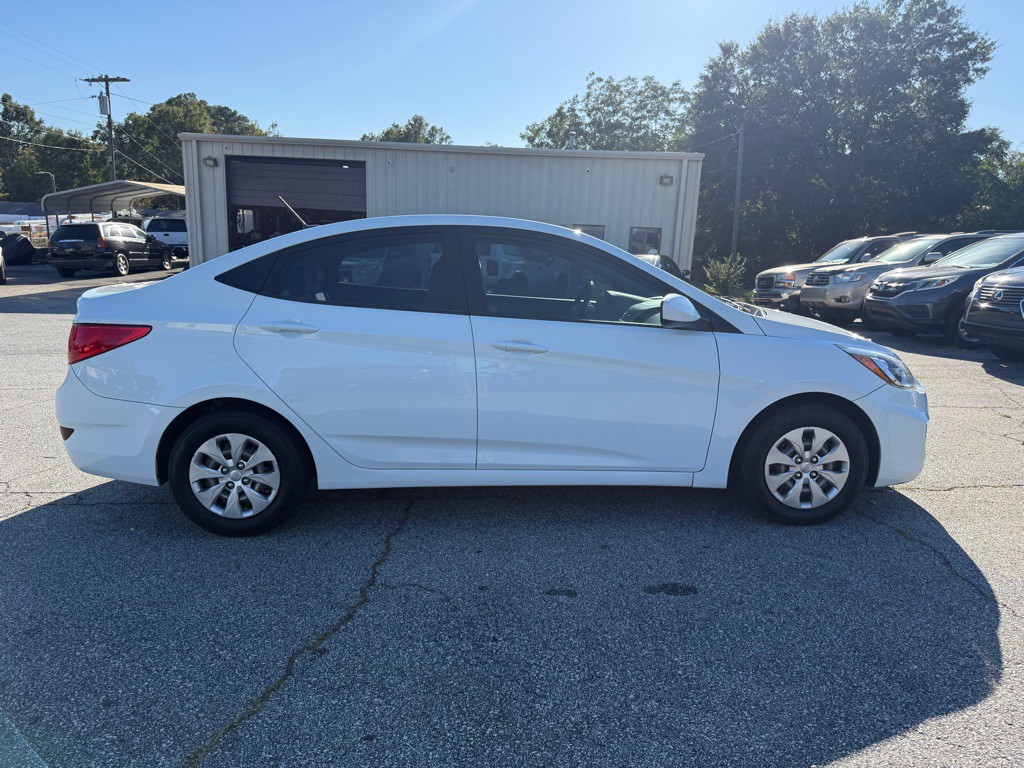 2016 Hyundai Accent Image 8