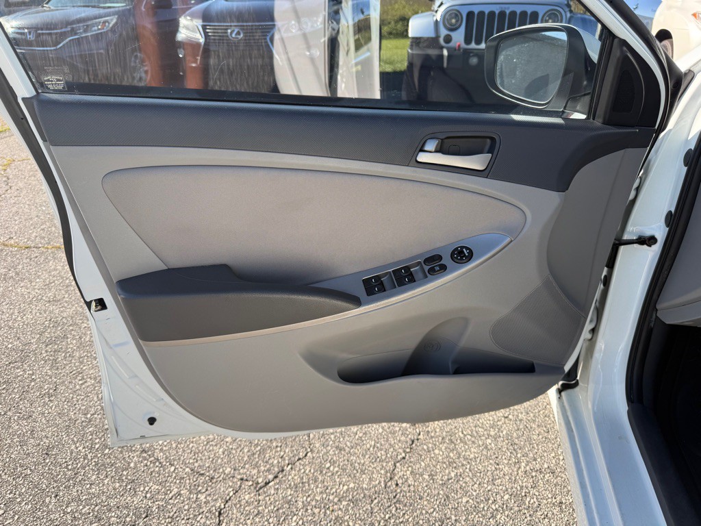 2016 Hyundai Accent Image 11