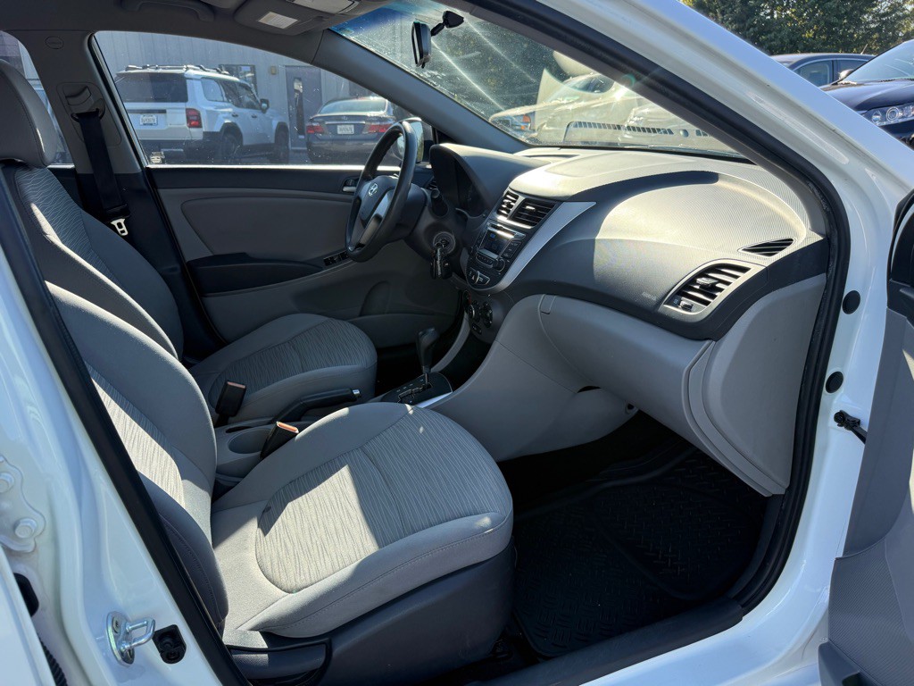 2016 Hyundai Accent Image 13