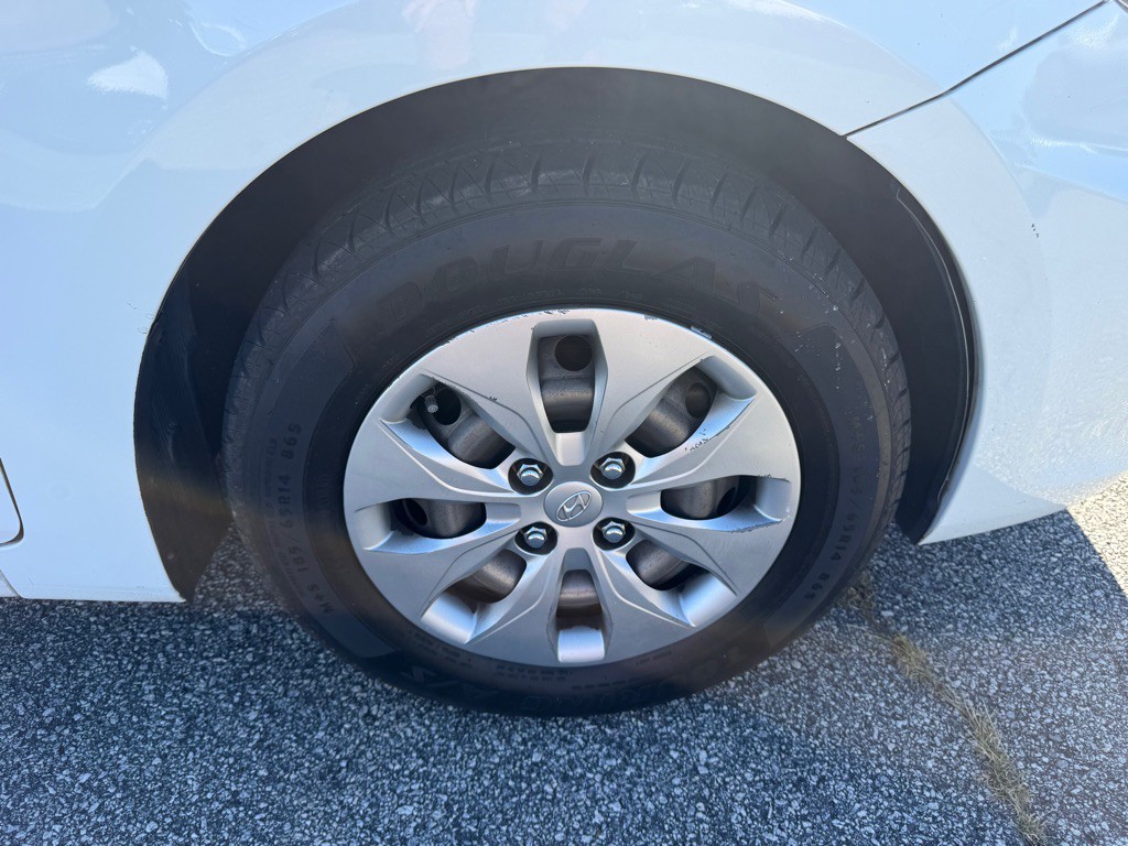 2016 Hyundai Accent Image 15