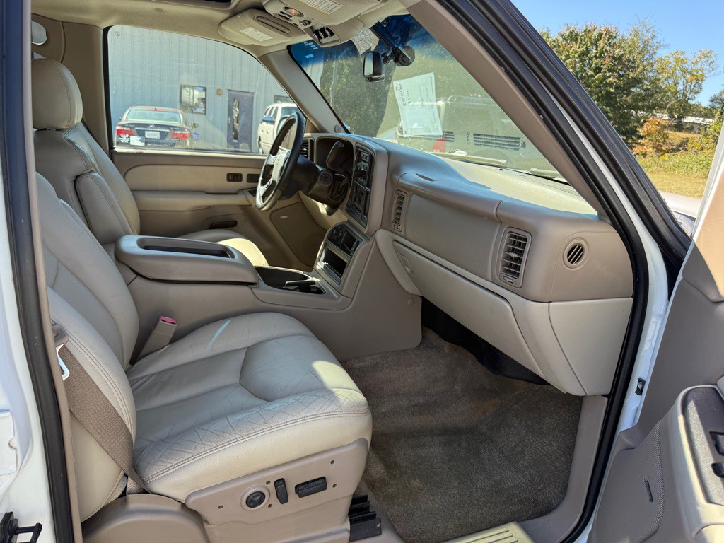 2003 Chevrolet Tahoe Image 12