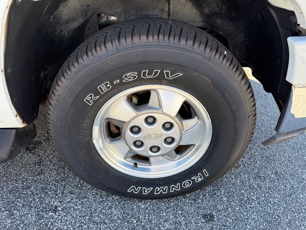2003 Chevrolet Tahoe Image 14