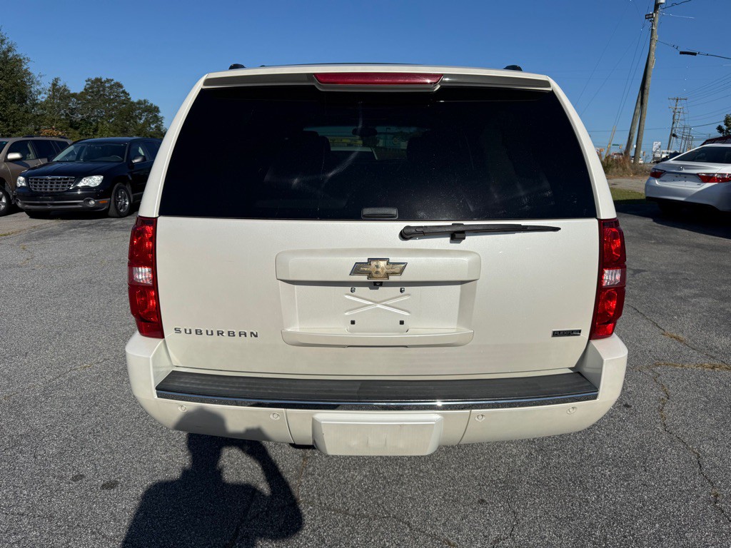2011 Chevrolet Suburban Image 6