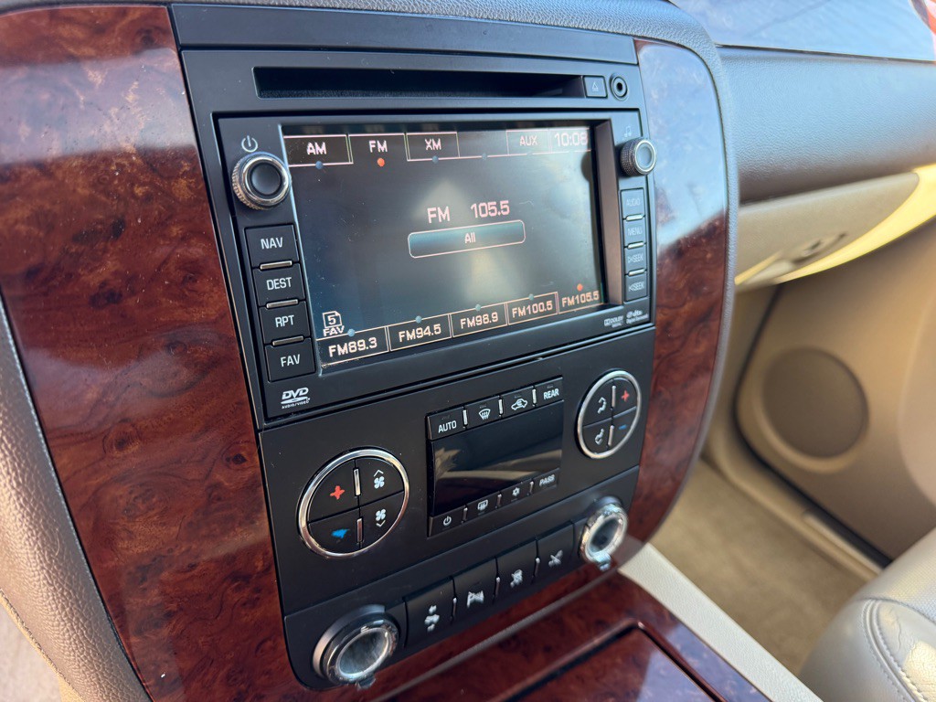 2011 Chevrolet Suburban Image 12