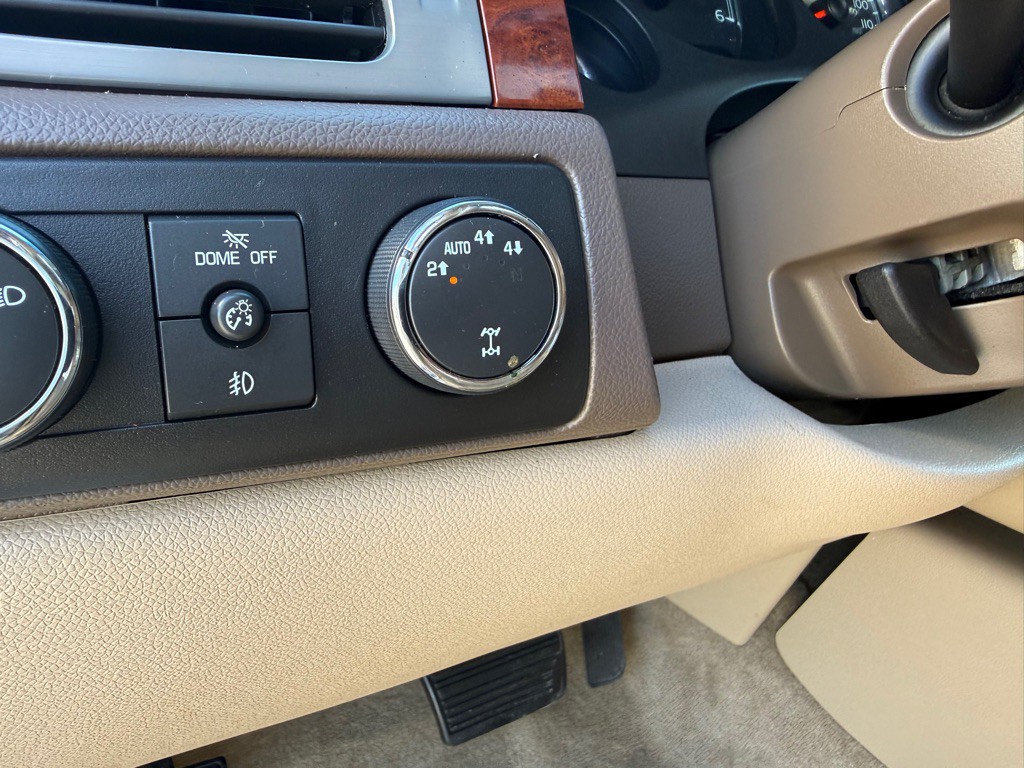 2011 Chevrolet Suburban Image 13