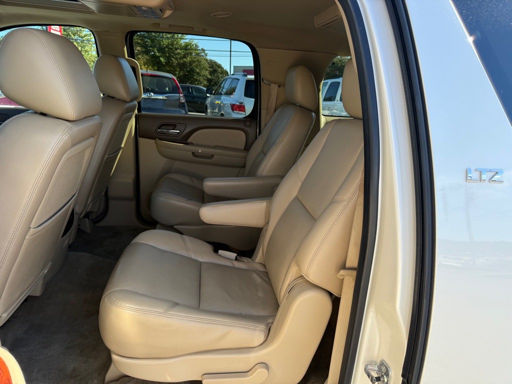 2011 Chevrolet Suburban Image 14