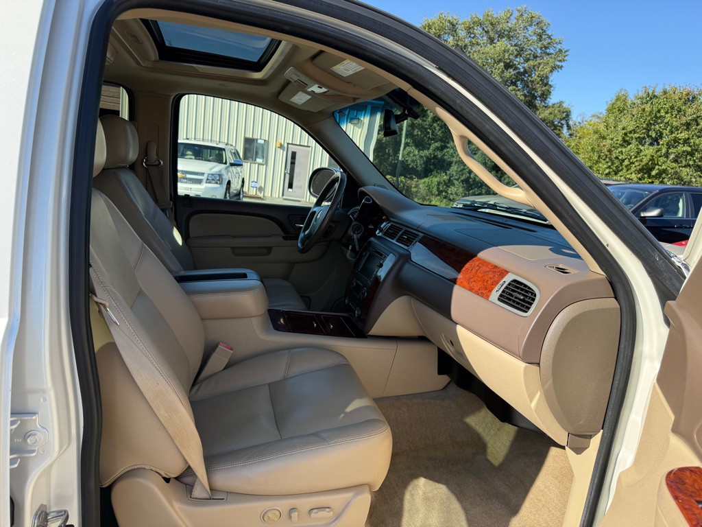 2011 Chevrolet Suburban Image 17