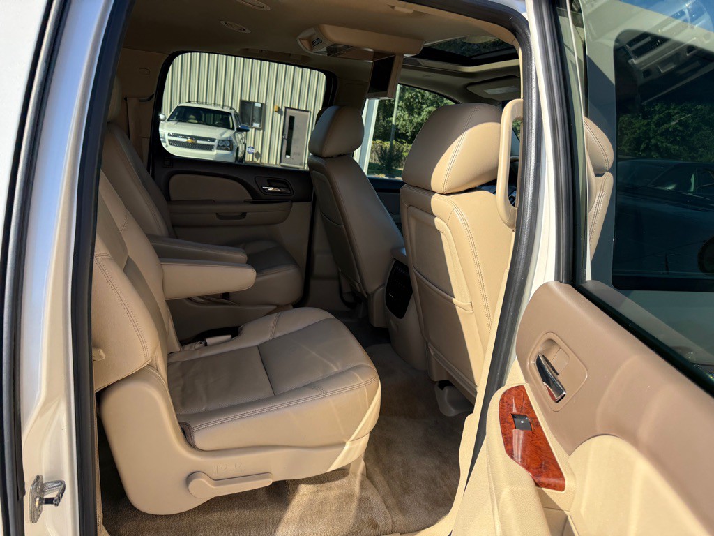 2011 Chevrolet Suburban Image 18