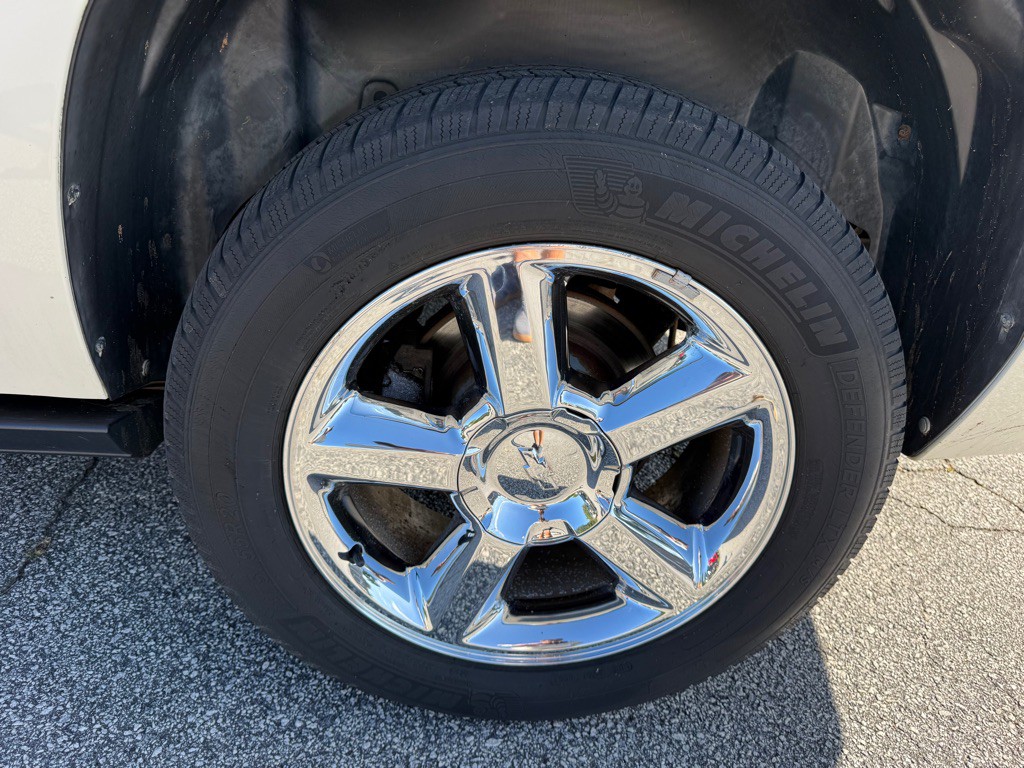 2011 Chevrolet Suburban Image 19