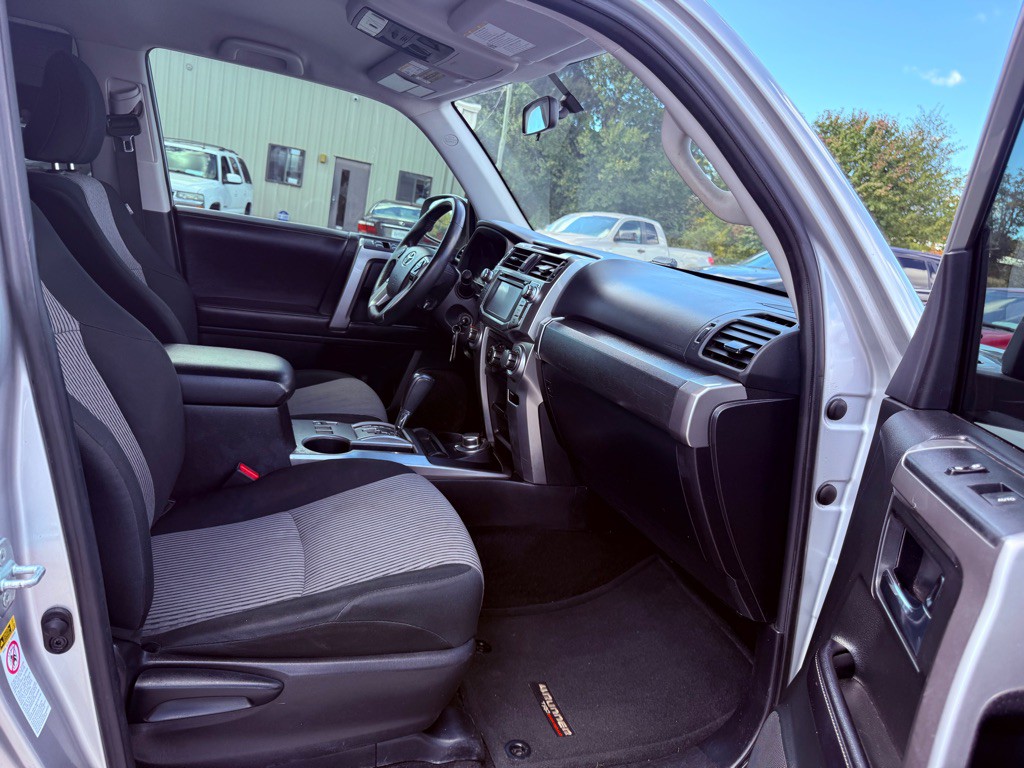 2016 Toyota 4Runner Image 16