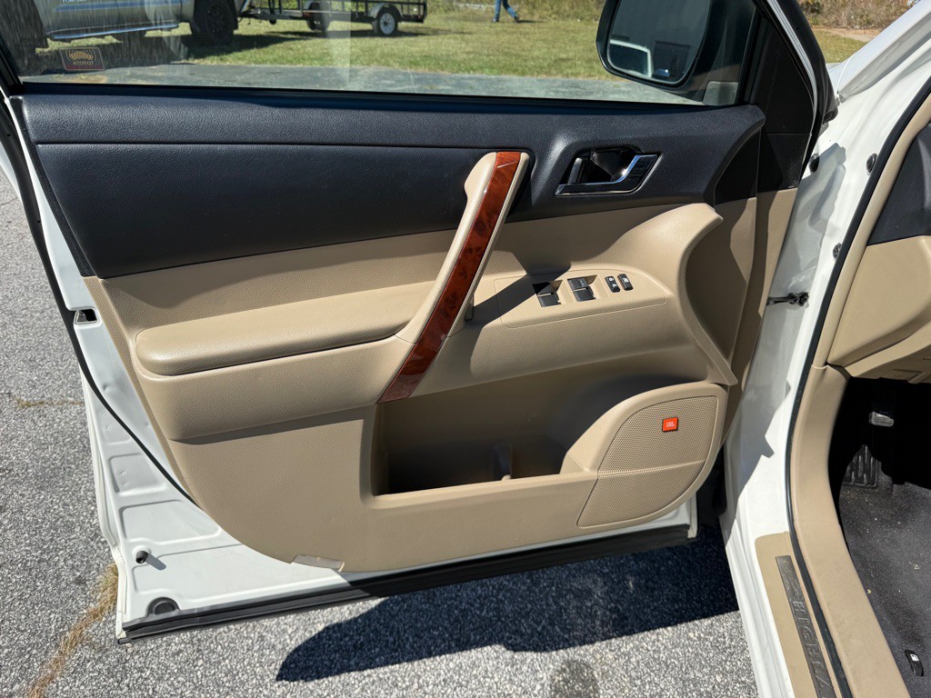 2011 Toyota Highlander Image 13