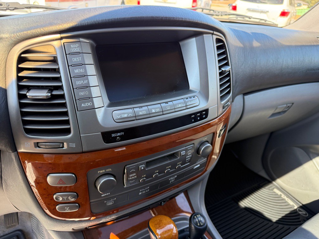 2003 Lexus LX 470 Image 11