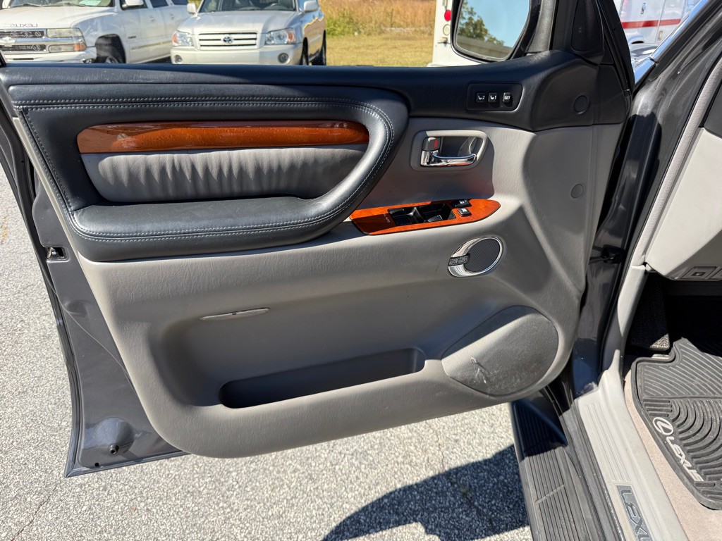 2003 Lexus LX 470 Image 13