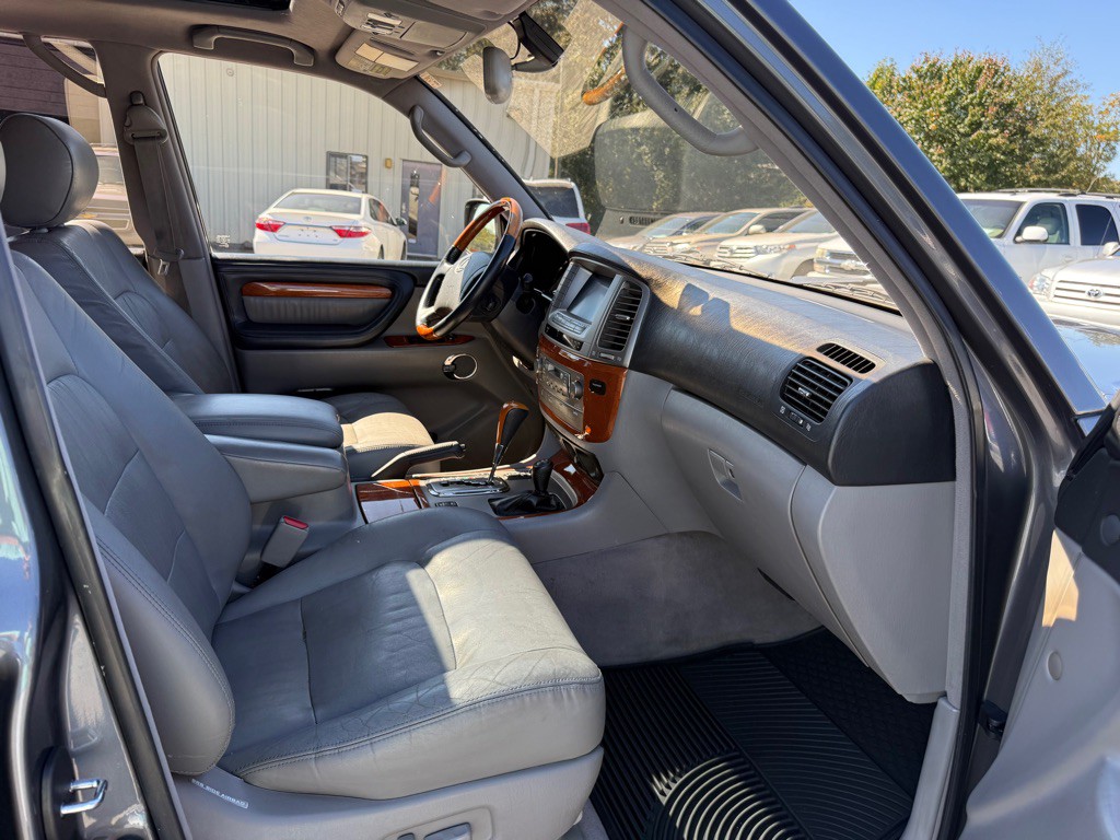 2003 Lexus LX 470 Image 16