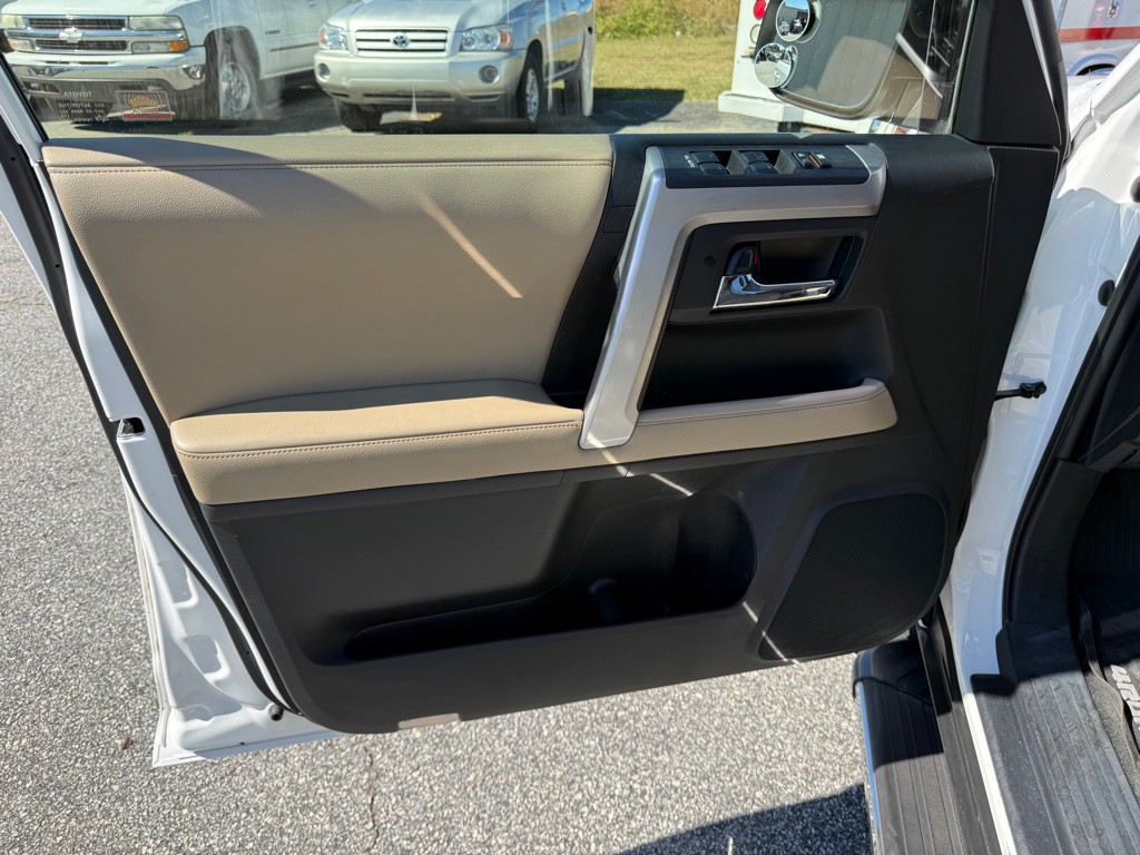 2016 Toyota 4Runner Image 13