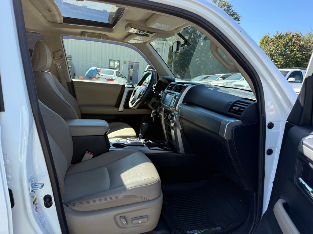 2016 Toyota 4Runner Image 16
