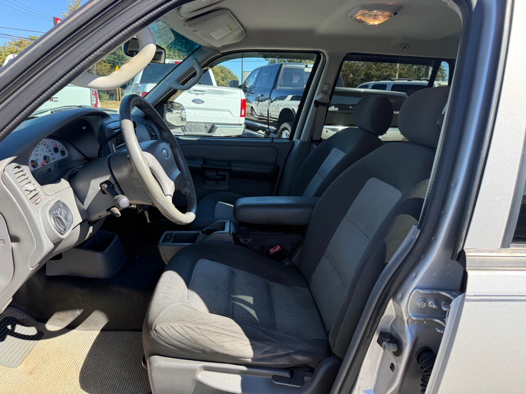 2004 Ford Explorer Image 9