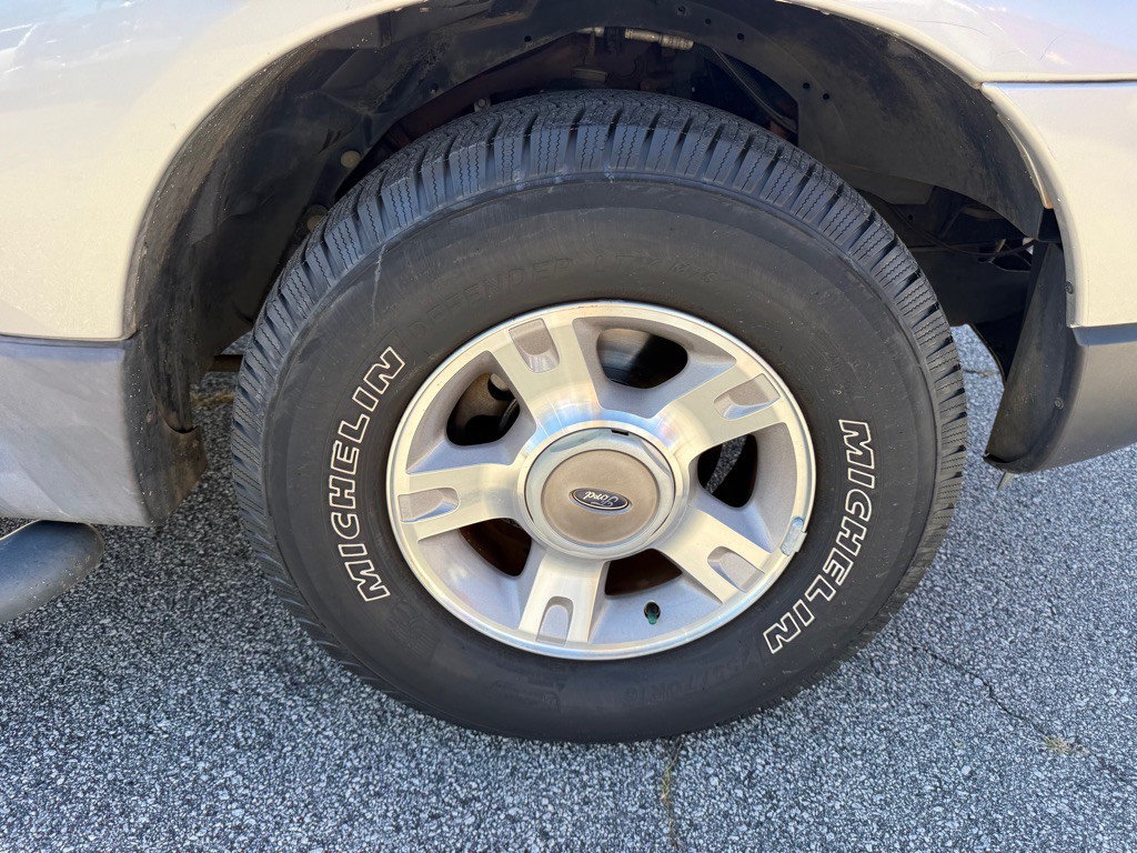 2004 Ford Explorer Image 15