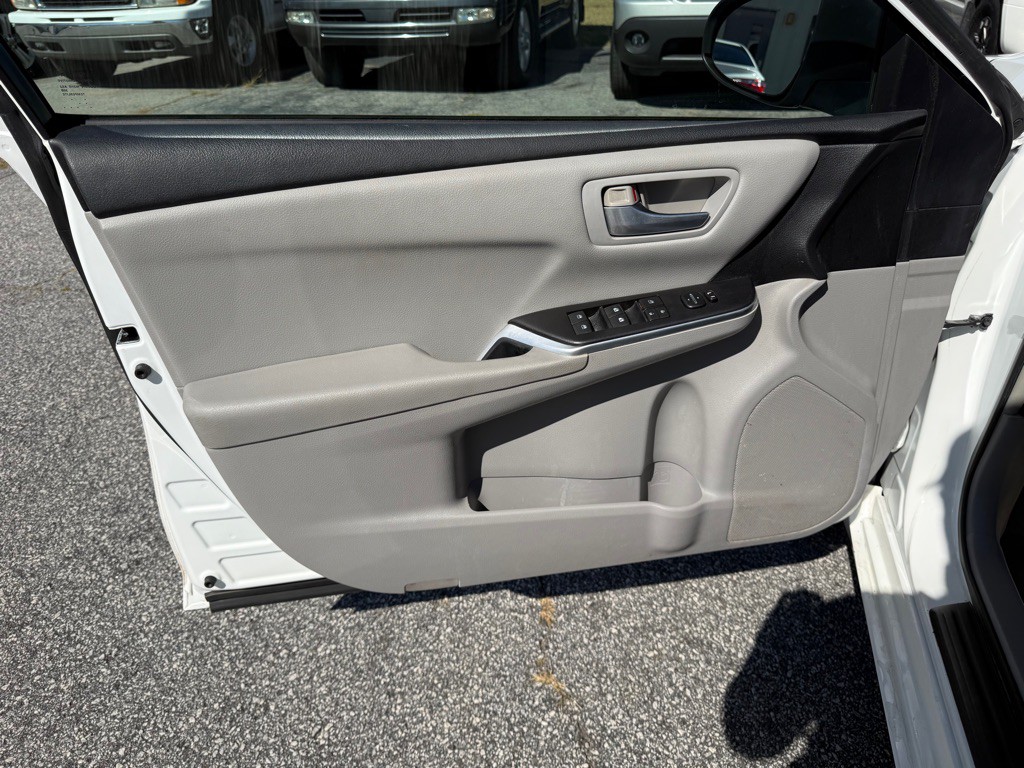 2015 Toyota Camry Image 12