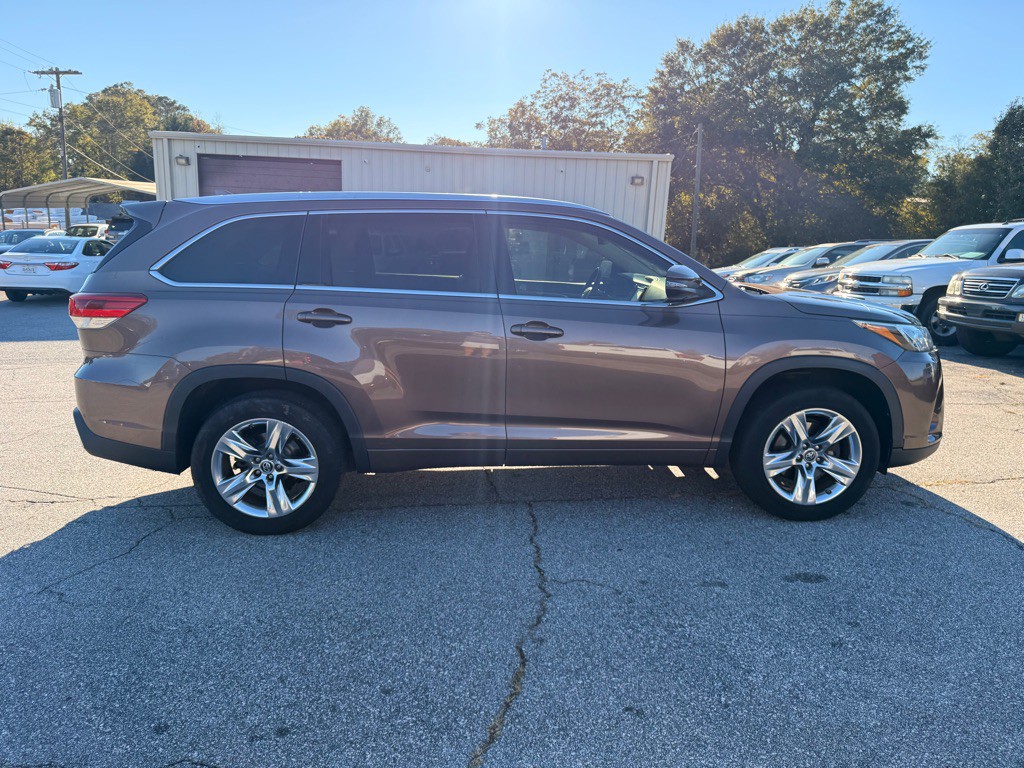 2017 Toyota Highlander Image 8