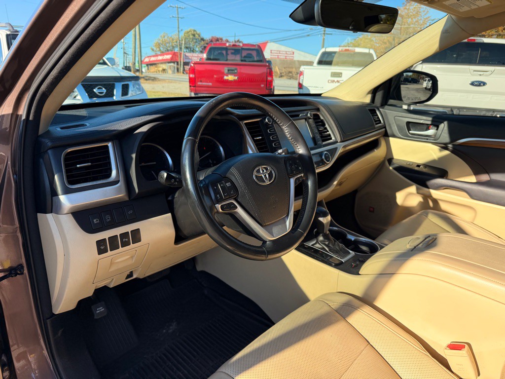 2017 Toyota Highlander Image 10