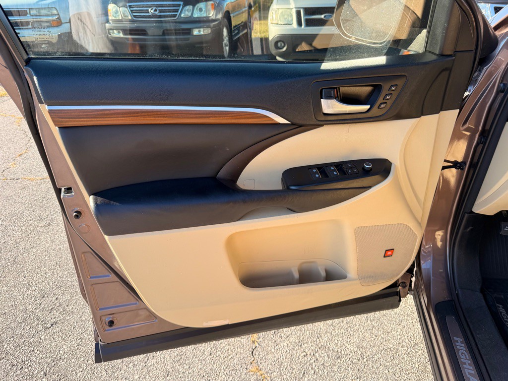 2017 Toyota Highlander Image 13