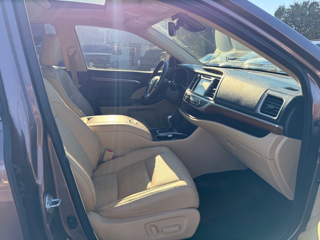 2017 Toyota Highlander Image 16